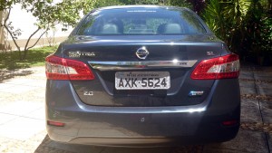 Nissan-Sentra-SL-2014-CVT-traseira-detalhe