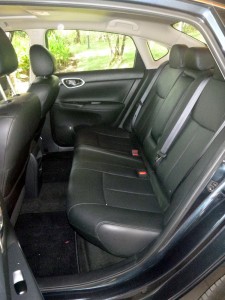Nissan-Sentra-SL-2014-banco-traseiro