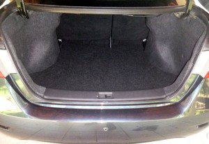 Nissan-Sentra-SL-2014-porta-malas