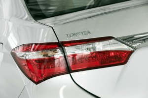 Toyora-Corolla-Altis-Brasil-2015-CVT-Multi-Drive-detalhe-lanterna