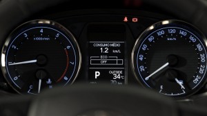 Toyora-Corolla-Altis-Brasil-2015-CVT-Multi-Drive-painel-instrumentos