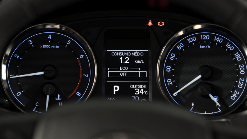 Toyota/Divulgação Toyora-Corolla-Altis-Brasil-2015-CVT-Multi-Drive-painel-instrumentos