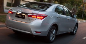 Toyora-Corolla-Altis-Brasil-2015-CVT-Multi-Drive-traseira