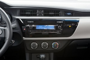 Toyora-Corolla-GLi-Brasil-2015-CVT-Multi-Drive-painel-radio