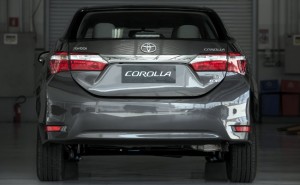 Toyora-Corolla-XEi-Brasil-2015-CVT-Multi-Drive-traseira