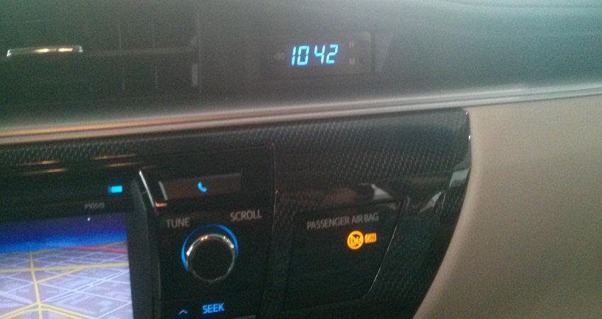 Renato Parizzi / De 0 a 100 Toyota-Corolla-2015-GLi-Brasil-CVT-painel-relogio