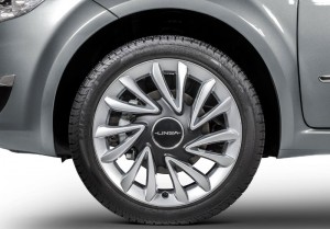 Fiat-Linea-2015-Brasil-Absolute-Dualogic-Plus-roda-17