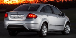 Fiat-Linea-2015-Brasil-Essence-visual-traseira
