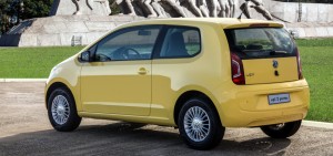 Volkswagen-up-take-move-2-portas-Brasil-2015-traseira