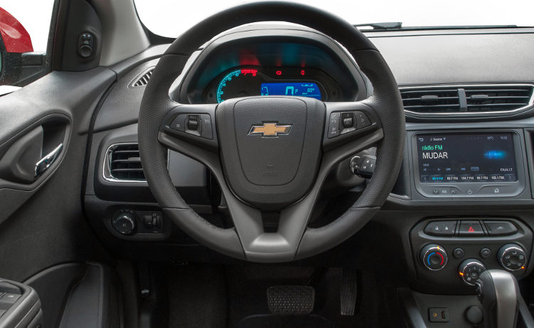 Chevrolet/Divulgação Chevrolet-Onix-2015-LT-LTZ-MyLink-Brasil-painel-automatico-volante