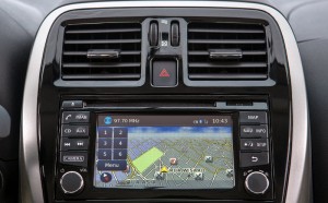 Nissan-New-March-SL-2015-Brasil-painel-GPS