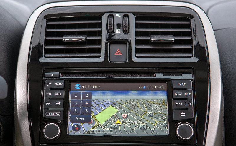 Nissan/Divulgação Nissan-New-March-SL-2015-Brasil-painel-GPS