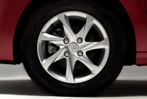 Peugeot-208-Allure-2015-Brasil-roda-pneu