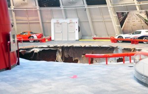 buraco-cratera-museu-corvette-EUA-03