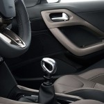 Peugeot-2008-2014-interior-painel-freio-de-mao