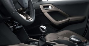 Peugeot-2008-2014-interior-painel-freio-de-mao