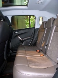 Peugeot-2008-crossover-suv-interior-espaco-teto-Cielo
