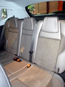 Peugeot-2008-crossover-suv-interior-espaco-traseiro
