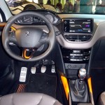 Peugeot-2008-crossover-suv-interior-painel