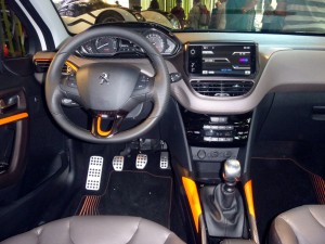 Peugeot-2008-crossover-suv-interior-painel