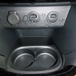Peugeot-2008-crossover-suv-interior-painel-detalhe-aux-USB