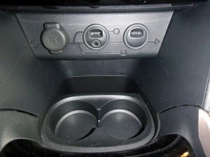 Peugeot-2008-crossover-suv-interior-painel-detalhe-aux-USB