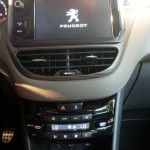 Peugeot-2008-crossover-suv-interior-painel-tela-LCD