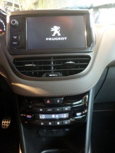 Peugeot-2008-crossover-suv-interior-painel-tela-LCD
