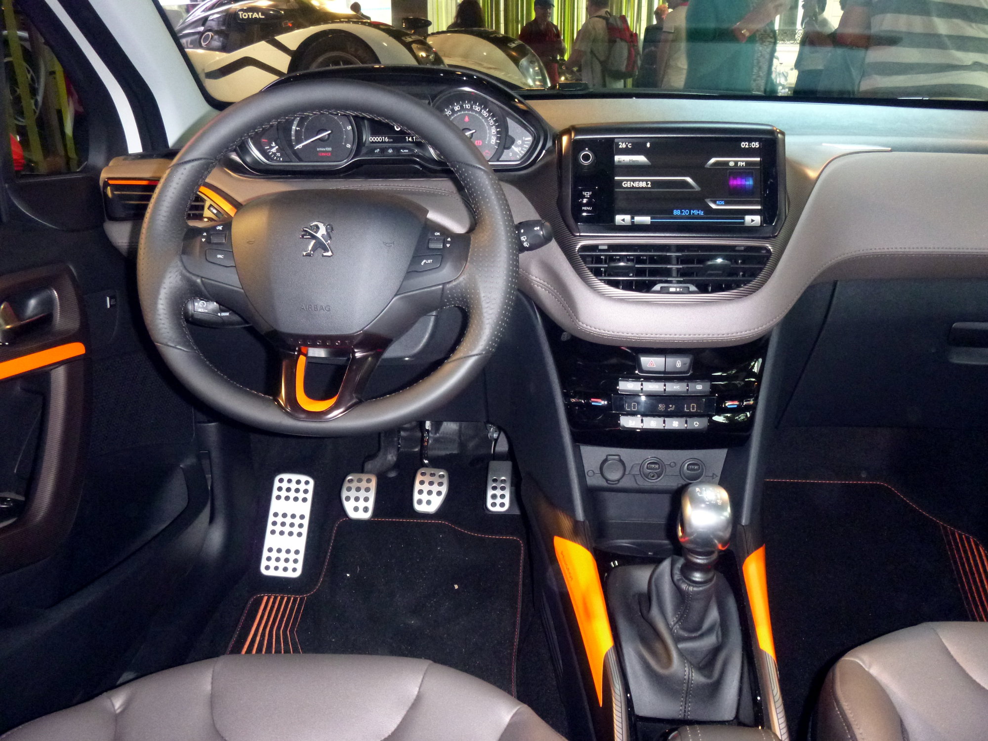 Renato Parizzi / De 0 a 100 Peugeot-2008-crossover-suv-interior-painel
