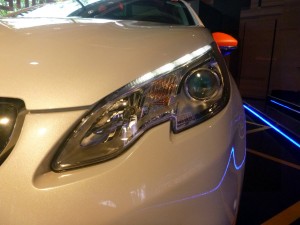 Peugeot-2008-crossover-suv-visual-dianteiro-farol