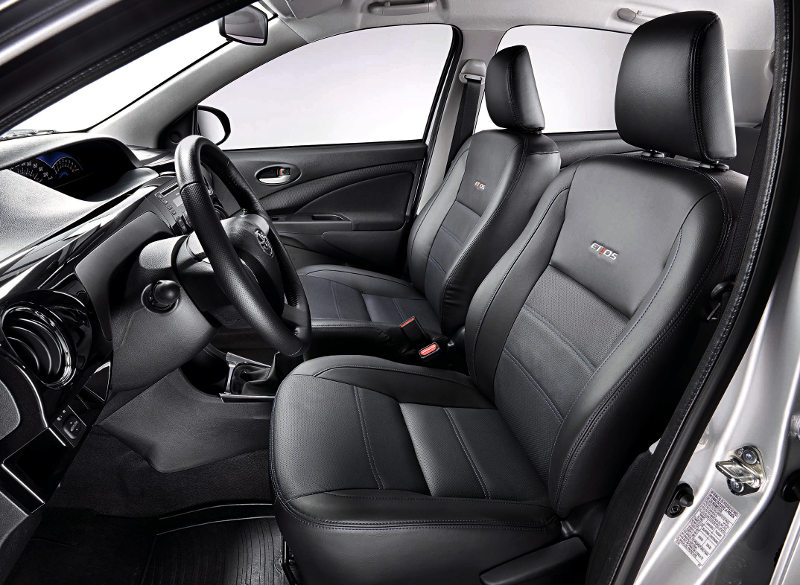 Toyota/Divulgação Toyia-Etios-Platinum-2014-Brasil-interior-couro