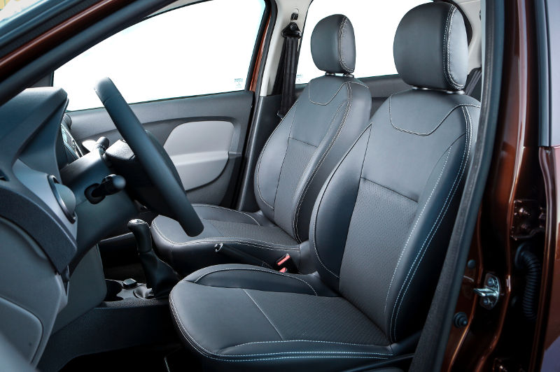 Renault/Divulgação Renault-Logan-Dynamique-2015-Brasil-banco-revestido-couro