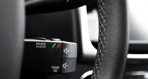 Renault-Sandero-Dynamique-2015-Brasil-comandos-som-bluetooth