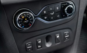 Renault-Sandero-Dynamique-2015-Brasil-interior-painel-ar-condicionado