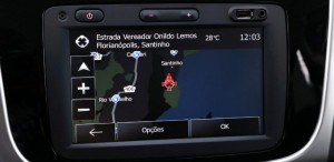 Renault-Sandero-Dynamique-2015-Brasil-interior-painel-tela-GPS
