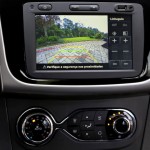 Renault-Sandero-Dynamique-2015-Brasil-interior-painel-tela-camera-re