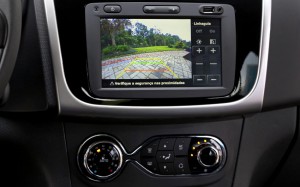 Renault-Sandero-Dynamique-2015-Brasil-interior-painel-tela-camera-re