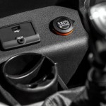 Novo-Fiat-Uno-Evolution-2015-Brasil-Start-Stop-detalhe-USB-auxiliar