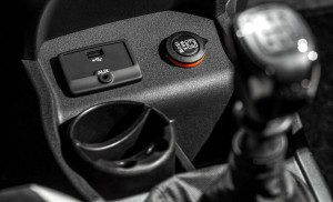 Novo-Fiat-Uno-Evolution-2015-Brasil-Start-Stop-detalhe-USB-auxiliar