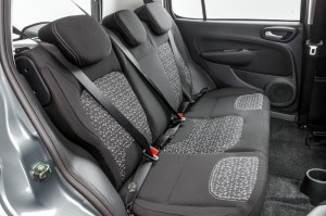 Novo-Fiat-Uno-Evolution-2015-Brasil-Start-Stop-interior-banco-traseiro