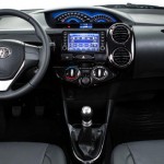 Toyota-Etios-Platinum-2015-painel