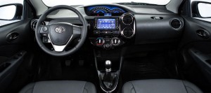 Toyota-Etios-Platinum-2015-painel