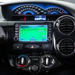 Toyota-Etios-Platinum-2015-painel-GPS