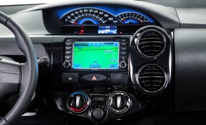 Toyota-Etios-Platinum-2015-painel-GPS