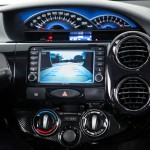 Toyota-Etios-Platinum-2015-painel-camera-re