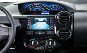 Toyota-Etios-Platinum-2015-painel-camera-re