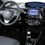 Toyota-Etios-Platinum-2015-painel-novo-volante