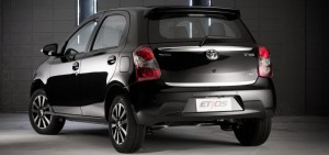 Toyota-Etios-Platinum-hatch-2015-Brasil