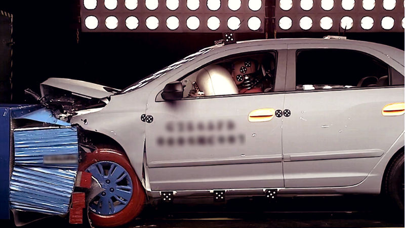 GM-Cruz-Alta-dummies-crash-test-carro-car