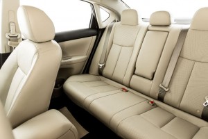 Nissan-Sentra-Unique-interior-banco-couro-2016